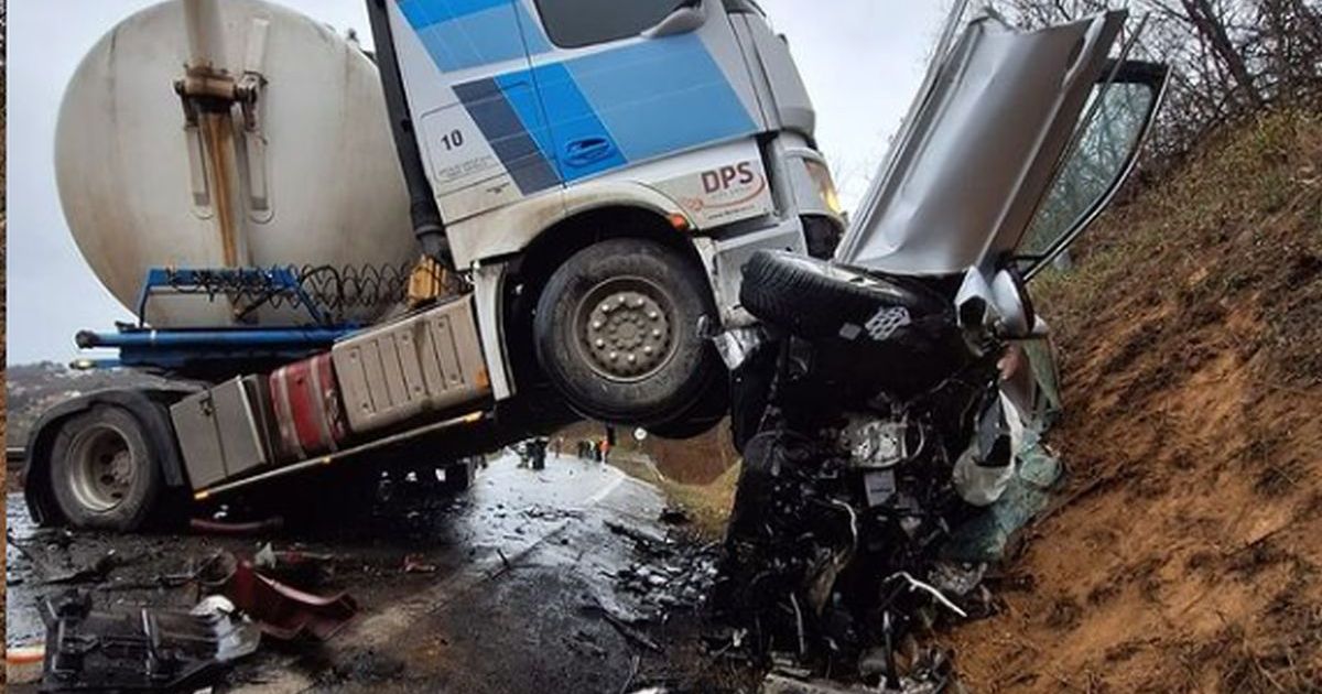 Stravična scena u Sremskoj Kamenici: Kamion smrskao auto i okrenuo ga ...