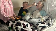 Dirljive slike vraćaju osmeh: Sin hrani majku čije su ruke i noge amputirane kada je operacija pošla po zlu