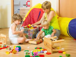 skupljanje igračaka, igračke, deca, roditelji, porodica