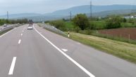 Vozač BMW-a sleteo s puta, pa se prevrnuo u jarku: Povređeno dvoje u saobraćajnoj nezgodi kod Leskovca