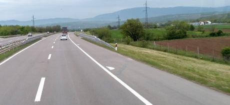 Prevrnuo se automobil na starom autoputu kroz leskovačko Pomoravlje na relaciji Grdelica Leskovac