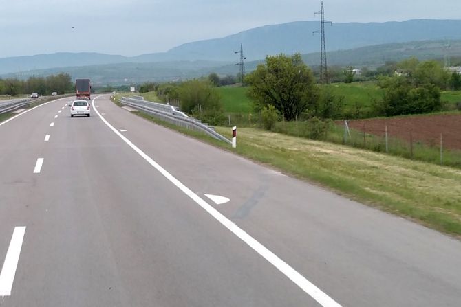 Prevrnuo se automobil na starom autoputu kroz leskovačko Pomoravlje na relaciji Grdelica Leskovac