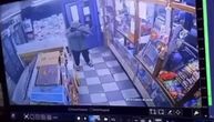 Snimak sa mesta pucnjave u prodavnici: Ušetao sa puškom u rukama, zapucao i izašao napolje