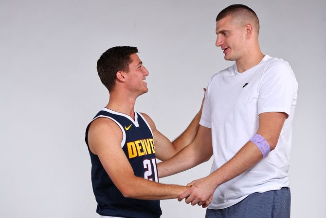 Kolin Gilespi i Nikola Jokić Kolin Gilespi i Nikola Jokić