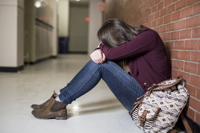 Devojka škola studentkinja učenica depresija tužna