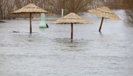Suncobrani vire iz vode, šetalište se ni ne vidi: Telegraf snimio poplavu u Bačkoj Palanci