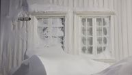 Neverovatni prizori iz Norveške: Sneg zatrpao kuće do krovova, ljudi iskaču kroz prozore da bi izašli napolje