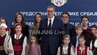 Vučić sa decom iz Severne Makedonije: Uneo badnjak u Predsedništvo, pa svima poželeo mir