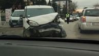 Dete (10) povređeno u nesreći u Surčinu: Sudar dva vozila, kombi potpuno smrskan