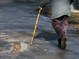 Deka stariji čovek starac štap za hodanje