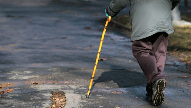 Deka stariji čovek starac štap za hodanje