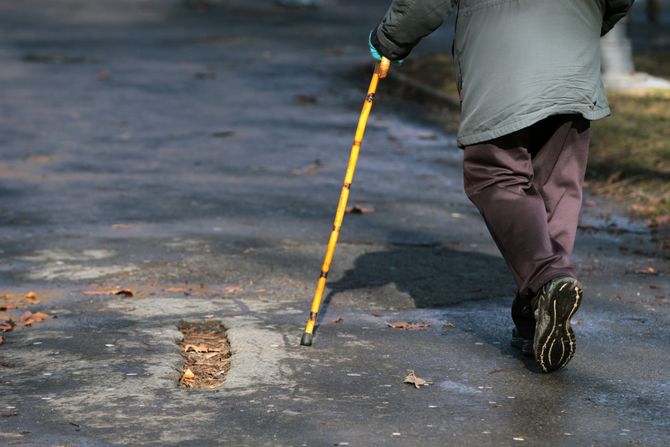 Deka stariji čovek starac štap za hodanje Deka stariji čovek starac štap za hodanje