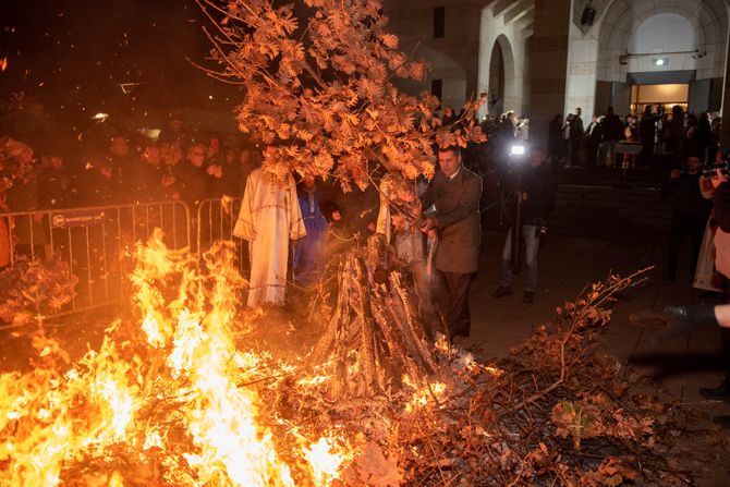 Niš nalaganje badnjaka i lomljenje česnice