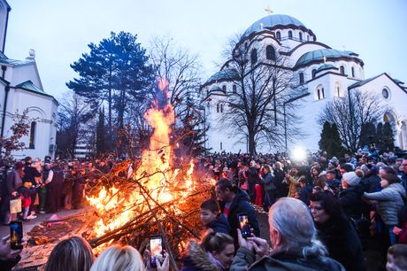 Paljenje badnjaka kod Hrama  Svetog Save Paljenje badnjaka kod Hrama  Svetog Save