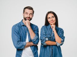 Par mladić devojka muškarac žena razmišljaju zamišljeni