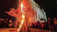 Molitva i paljenje badnjaka u Tuzli: Brojni vernici u Sabornom hramu Uspenja Presvete Bogorodice
