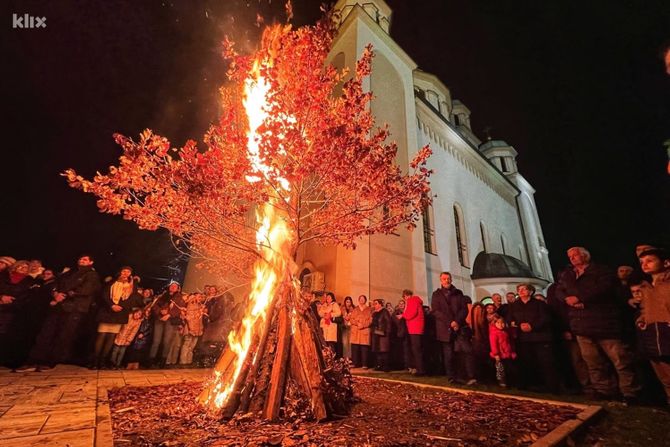 Badnje veče i paljenje badnjaka u Tuzili