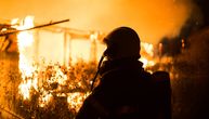 Veliki oblak gustog, crnog dima od požara u Dobanovcima: Gori magacin