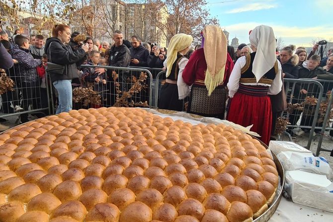 Polomljena i podeljena deci najveća Božićna česnica u Leskovcu