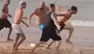 Neuhvatljiv: Pogledajte kako je lopov na plaži bio brži od policije i 10 ljudi koji su pokušali da ga zaustave