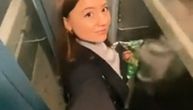 Da li biste ušli unutra? Devojka se snimila u najužem liftu na svetu