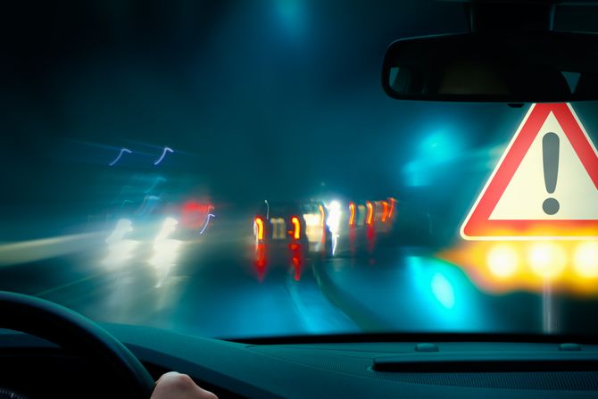 Noć saobraćajni znak automobil kola noćna vožnja Noć saobraćajni znak automobil kola noćna vožnja