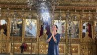 Sloboda na Božić objavila sliku iz crkve na kojoj se moli Bogu: Glumica blistala u dugoj haljini