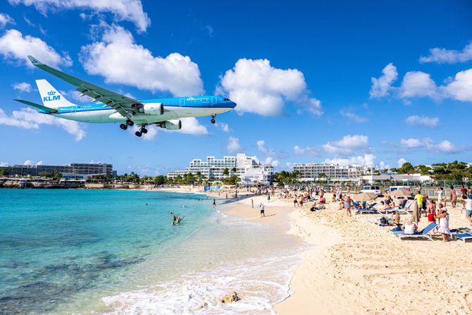 Čestitka sa Sent Martina aerodrom avion preleće plažu