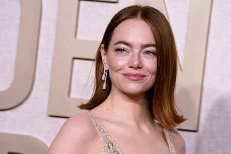 Ema Stoun Zlatni Globus 2024 haljine