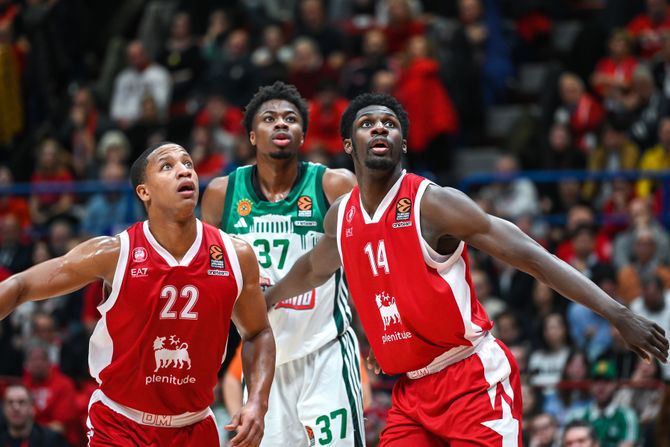 Devon Hol, Ismael Kamagate i Kostas Adetokumbo, KK Olimpija Milano - KK Panatinaikos