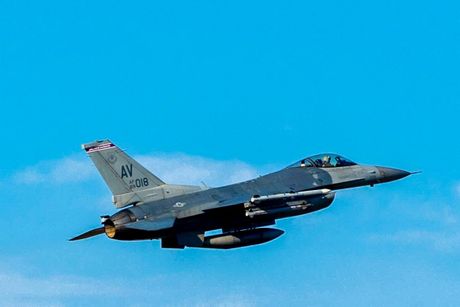 F-16 Fighting Falcon borbeni avioni lete u okviru zajedničke obuke vazduh-zemlja u kojoj učestvuju američke i bosanske snage