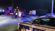 Prvi snimak teške saobraćajne nezgode u Novom Pazaru: Velikom brzinom sleće s puta i udara u kuću