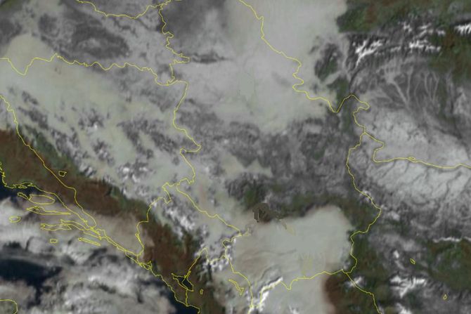 Satelitska slika i magla nad Srbijom