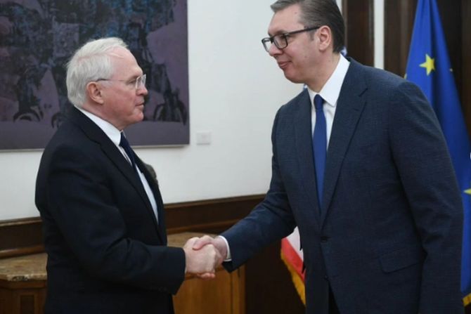 Kristofer Hil Aleksandar Vučić