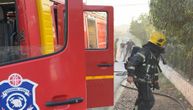 Gori automobil na putu u Pančevu: Od njega ostao samo "oklop"