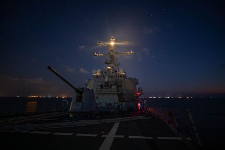 U.S. Navy Destroyer USS Carney Transits the Suez Canal, razarač, američki razarač