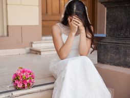 Uplakana tužna mlada