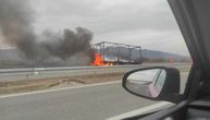 Potpuno izgorela prikolica kamiona kod Doljevca: Požar na auto-putu