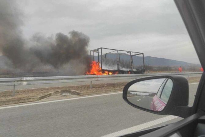 Gori kamion, požar auto-put