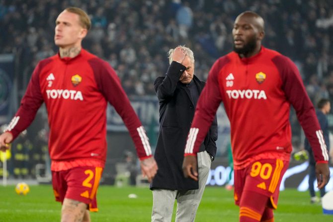 Rik Karsdorp i Romelu Lukaku ispred Žoze Murinjo, FK Roma Rik Karsdorp i Romelu Lukaku ispred Žoze Murinjo, FK Roma