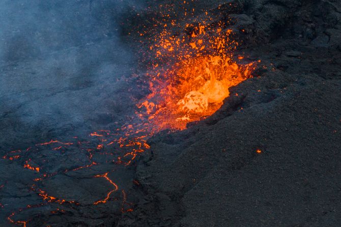 Erupcija vulkana Rejkjanes na Islandu, gore kuće u gradu Grindaviku