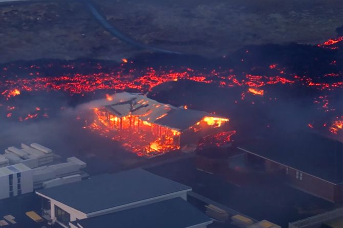 Erupcija vulkana Rejkjanes na Islandu, gore kuće u gradu Grindaviku