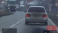 Sa detetom (5) u autu nije spuštao ispod stotke: Pogledajte snimak bahate vožnje u Srbiji