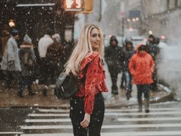 horoskop, zodijak, astrologija, devojka, šetnja po ulici