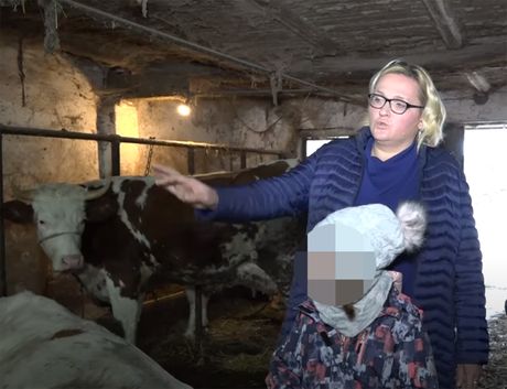 Tanja Prohaska žena sa završena 3 fakulteta proizvodi mleko sa porodicom u Orlovatu stočarstvo selo