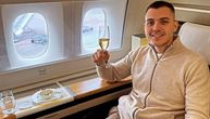 Viktor Živojinović pokazao kako uživa u prvoj klasi: Brenin sin napustio Srbiju uz šampanjac