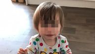 Dečak nađen sklupčan u pidžami pored mrtvog oca: Otkriveno od čega je mališan umro, slučaj šokirao zemlju