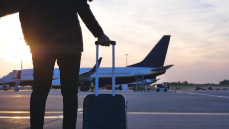 putovanje avion aerodrom kofer muškarac student putovanje avion aerodrom kofer muškarac student