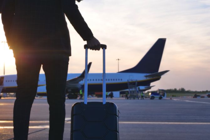 putovanje avion aerodrom kofer muškarac student putovanje avion aerodrom kofer muškarac student