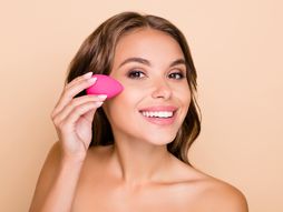 Šminkanje, bjuti blender, sunđer za puder, lice, nanošenje puudera, Šminka